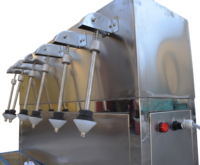 Machine de remplissage de liquides semi-automatique manuelle avec 2 à 6 têtes en acier inoxydable pour bouteilles en plastique/verre, remplisseuse de boissons et de vin