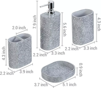 Juego de Baño de Resina Gris con Flores Talladas Personalizadas, Fabricante OEM de Poliresina, Kit Moderno de 4 Piezas con Dispensador de Jabón para Compradores de Hoteles