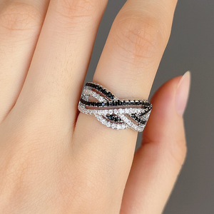 Anello con Accento in Cristallo Bianco e Nero per Uomo, Accessorio Minimalista alla Moda per Uso Quotidiano - Product Image 2