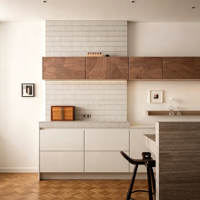 Buffet mural modulaire minimaliste italien en chêne, éco-responsable, pour salle à manger, style moderne et luxueux