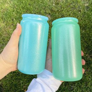 Mug en verre en forme de canette de bière ou de soda de 16 oz, vierge pour sublimation, avec couvercle et paille en plastique colorés, finition poudrée à paillettes, pour le bricolage - Product Image 3