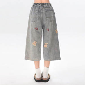 Le nouveau style à la mode de OEM2025 est le pantalon Caprix en denim à jambes larges où un ours mignon et des éléments déchirés entrent en collision - Product Image 3
