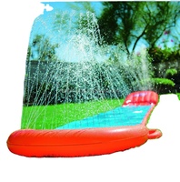 Mini curseur d'eau gonflable de haute qualité avec piscine dans la cour arrière de la maison pour les enfants en été.
