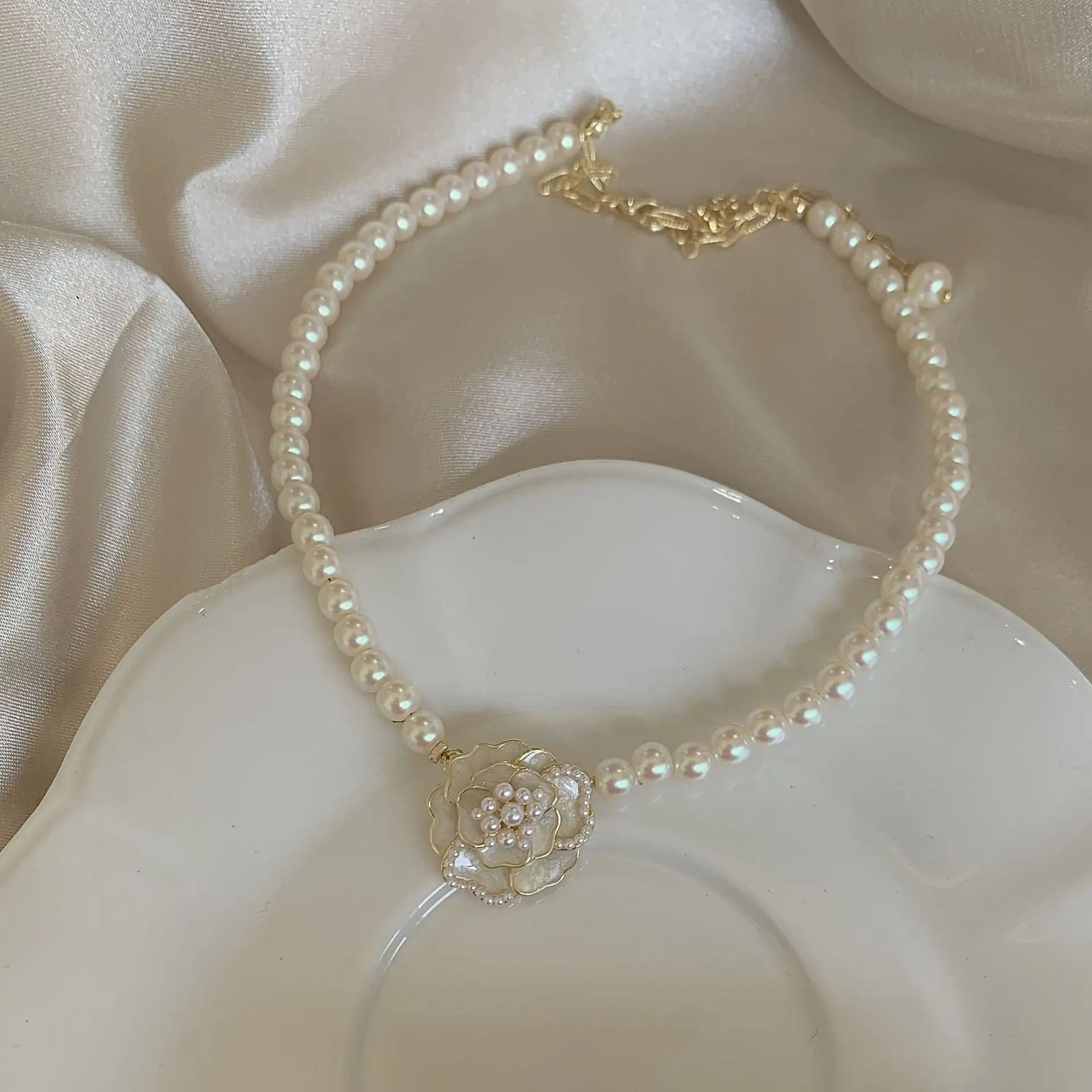 Latest Catalogue Luxury Designer Necklace Camellia Link Chain Baroque Pearl Necklace Chain Collar
