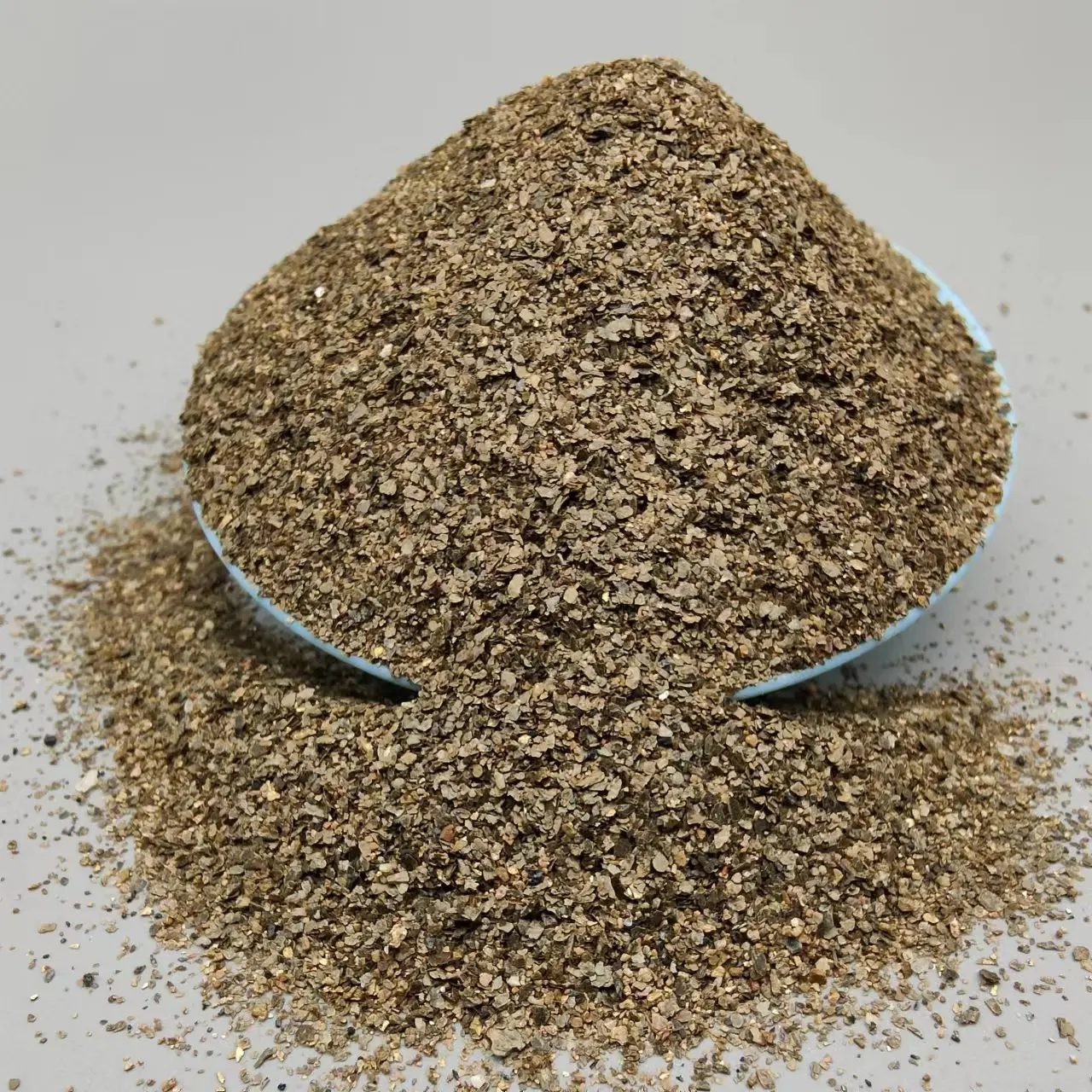 Sản xuất nguyên liệu chất lượng cao cho Vàng thô, quặng vermiculite, 0.3-2mm và vảy vermiculite chưa được khai thác