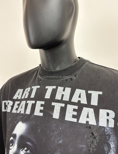 TOPSHOW Produttore di T-Shirt, T-Shirt Nera Crop di Alta Qualità con Effetto Acid Wash per Uomo, Spalle Scese, T-Shirt in Cotone con Grafica Effetto Vissuto - Product Image 4
