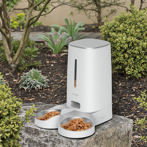 Distributeur automatique de nourriture pour chien portable et élégant CITICITY, en plastique, alimenté par batterie, avec minuterie et application, en forme de bouteille - Product Image 1