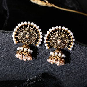 Orecchini Donna Douvei in Vendita, Stile Bohémien Ecologico Vintage, Placcati in Oro 14K, con Perline da 3MM e Nappine di Perle - Product Image 5