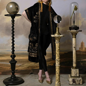 Manteau <span class=keywords><strong>long</strong></span> de style <span class=keywords><strong>kimono</strong></span> en velours <span class=keywords><strong>noir</strong></span> personnalisé avec broderie dorée, vintage, élégant, coupe trapèze, floral, respirant, décontracté pour l'extérieur - Product Image 1