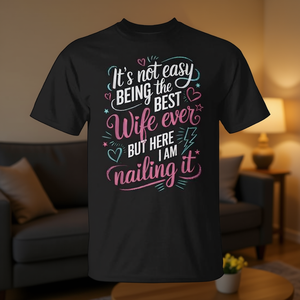 Ne pas être la meilleure épouse de tous les temps n'est pas facile, mais voici que je suis ici T-Shirt - Product Image 3