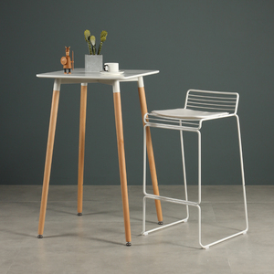 Tabourets de bar monobloc en métal style industriel - Empilables, gain de place, usage commercial pour hôtels, restaurants, sous-sols et essentiels pour la maison - Product Image 3