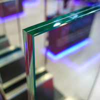 Escalier droit élégant et moderne en verre trempé avec rampe en verre pour économiser de l'espace dans les appartements