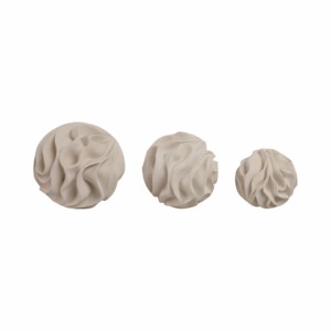 Orbe in poliresina con texture a onde scolpite, decorazione minimalista per soggiorno e ufficio - Product Image 5