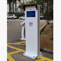Kiosque de stationnement en libre-service extérieur sur pied de 21,5 pouces avec lecteur de codes-barres SDK, prend en charge les paiements par carte de crédit, espèces et codes-barres