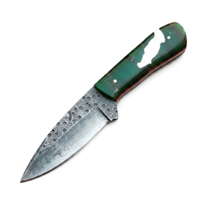 Cuchillo utilitario de hoja curva forjado a mano en acero de alto carbono con mango verde, incrustaciones blancas y acabado martillado - Product Image 1