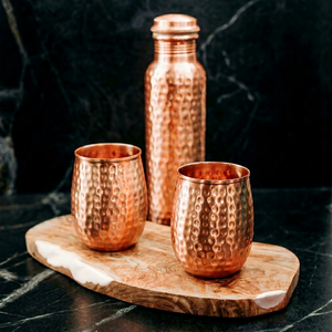 Ensemble cadeau de bouteille d'eau en cuivre pur martelé de luxe avec deux gobelets, bouteille à boire ayurvédique pour la maison et la salle à manger - Product Image 1