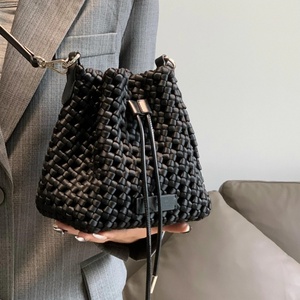 Bolso Bandolera de Cuero Genuino Tejido a Mano, Impermeable y Antirrobo, Diseño de Lujo para Uso Diario, Tendencia 2026 - Product Image 1