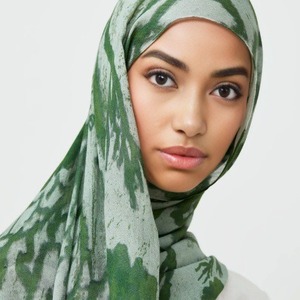 Hijab en jersey Écharpe de qualité supérieure Satin arabe Polyester imprimé modal Hijab en vente - Product Image 5