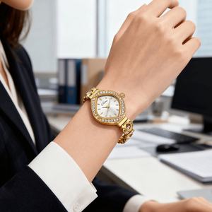 Reloj de Mujer Dorado en Oferta, Movimiento de Cuarzo, Correa de Aleación Ovalada, Detalles de Diamantes, Resistente al Agua, Lujoso y Moderno - Product Image 4