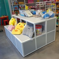 Table de présentation à deux niveaux en métal blanc avec grille, étagère d'îlot de vente au détail multi-compartiments
