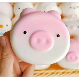 Figurines créatives en forme de cochon réaliste et mignon, jouets anti-stress souples à rebond lent, vente en gros. - Product Image 1