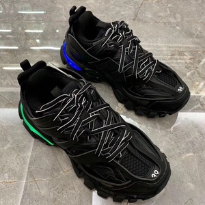 2026 Chaussures de sport LED originales de qualité supérieure, style rétro, pour la marche, de créateur, décontractées, pour le skateboard - Product Image 1