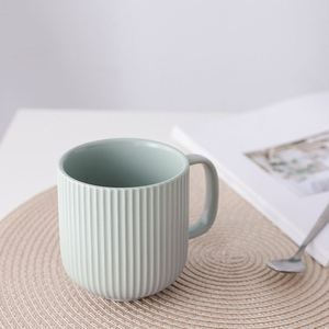แก้วเซรามิคลายนูนสีพื้นสไตล์นอร์ดิก 350 มล. แก้วกาแฟแบบมีลายเส้น สำหรับใช้ในร้านกาแฟ บ้าน และโรงแรม - Product Image 2