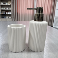 Distributeurs de savon en résine deux pièces, ensemble d'accessoires de salle de bain pour shampoing et lotions, avec gobelet porte-brosse à dents