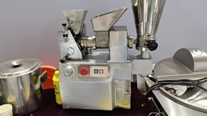 Machine à faire des <span class=keywords><strong>raviolis</strong></span> JGT-60, machine à faire des samosas, des gyozas, des empanadas, des rouleaux de printemps, machine à farcir, <span class=keywords><strong>raviolis</strong></span> <span class=keywords><strong>chinois</strong></span> à la viande <span class=keywords><strong>pour</strong></span> restaurant, marque Haerbin - Product Image 2