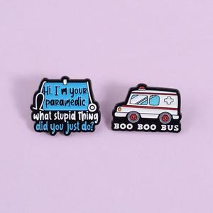 Broche de la série médicale, épinglette mignonne, badge métallique d'ambulance de dessin animé, accessoire de mode pour paramédical et premiers secours, vente en gros transfrontalière - Product Image 1