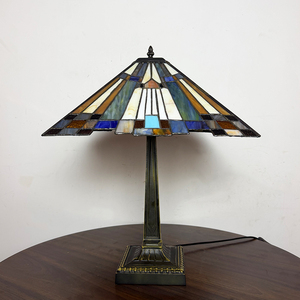 Lámpara de Mesa de Vidrio Emplomado de Estilo Vintage, de Gran Tamaño y Colorida, con Pantalla en Forma de Campana de Diseño Tradicional - Product Image 4