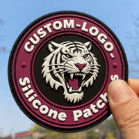 Fabricant en gros de patchs en PVC souple, en silicone et en caoutchouc PVC, avec logo 2D et 3D en relief, personnalisés pour vêtements et étiquettes de vêtements