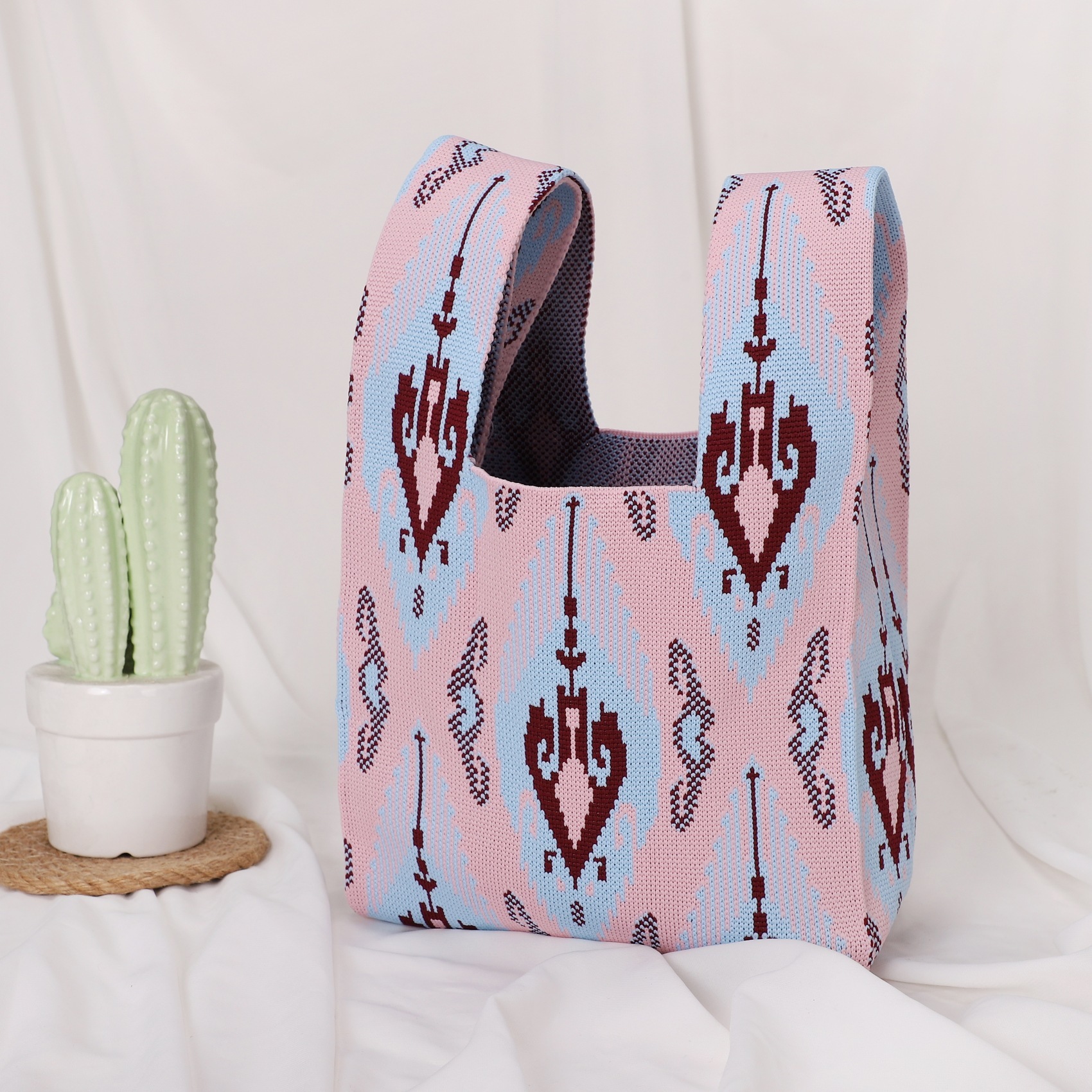 Petit sac à motif losanges, rouge bordeaux et rose.