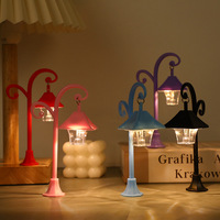 Mini lampe de nuit suspendue en forme de fleur à LED, en plastique, alimentée par piles, bicolore, très vendue, petite, pour la décoration de bureau, anniversaire