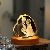 K9 personnalisé vente en gros 3D Laser coeur mariée marié cristal Cube veilleuse piédestal artisanat décoratif autres artisanat en cristal