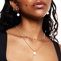 Collier tendance en acier inoxydable plaqué or 18 carats avec pendentif breloque et perles d'eau douce superposées pour femmes et hommes
