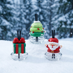 Diffuseur de parfum pour voiture en verre, design boîte cadeau de Noël, avec clip et bâtonnets diffuseurs. Bouteille en verre pour désodorisant de voiture. - Product Image 3