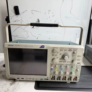 Oscilloscope numérique à phosphore Tektronix DPO5054B 500 MHz 5 GS/s 4 canaux pour les tests électroniques et les mesures en laboratoire - Product Image 1