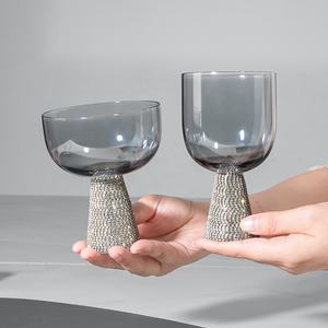 كوب زجاجي مارتيني أنيق مصنوع يدويًا بقاعدة مرصعة بحجر الراين كوكتيل حفلات - Product Image 3