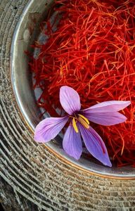 Fleur de crocus violette avec fils de safran rouge sur surface en bois - Product Image 3