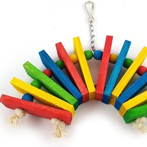 ของเล่นนกแก้ว บล็อกตัวต่อรูปพัดสีสันสดใส ของเล่นเคี้ยวเล่นพร้อมชิงช้าหมุนและบันไดสำหรับนก - Product Image 3