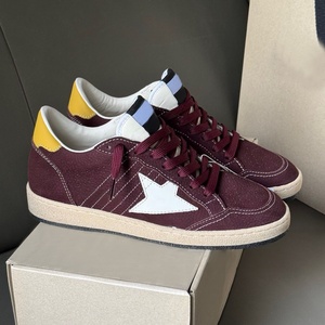 Sneakers de créateur pour hommes avec cuir vieilli et motifs étoiles dorées luxueux, très attrayantes et adaptées aux sports de plein air. - Product Image 4