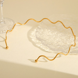 Collana da donna Ins Cold Wind in acciaio inossidabile placcato oro 18K, con design geometrico irregolare a onda e chiusura a scomparsa - Product Image 1
