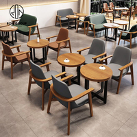 Ensemble de table et de chaises pour café style similaire, thé au lait, dessert, restaurant, canapé en cuir, chaise en bois massif