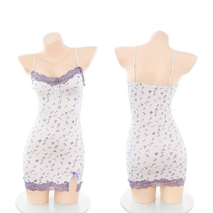 Ensemble de lingerie comprenant un pyjama sexy en dentelle, style camisole, et des détails en fleurs de cerisier violettes. - Product Image 5