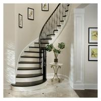 Escalier courbé moderne de luxe avec garde-corps en verre feuilleté et balustrade en verre à profilé en U en aluminium pour maison duplex