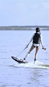 เจ็ทฟลาย กระดานโต้คลื่นไฟฟ้าราคาประหยัด พร้อมมอเตอร์แบบแปรงถ่าน คอนโทรลเลอร์ วอคบอร์ด ของเล่นสกีน้ำ - Product Image 6