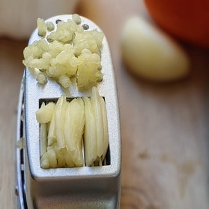 Prensa y Cortadora de Ajo de Aluminio Ecológica 2 en 1 al por Mayor - Utensilio de Cocina para Picar Ajo y Jengibre - Product Image 4