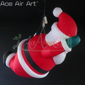 Papá Noel inflable en pose voladora de superhéroe con luz LED para decoración de techo interior - Product Image 3