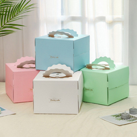 Boîte à gâteau rectangulaire portable haut de gamme avec base profilée, parois pliables et couvercle à fermeture sécurisée pour une présentation parfaite des desserts